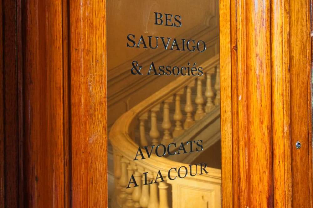 Plaque d'entrée du bureau